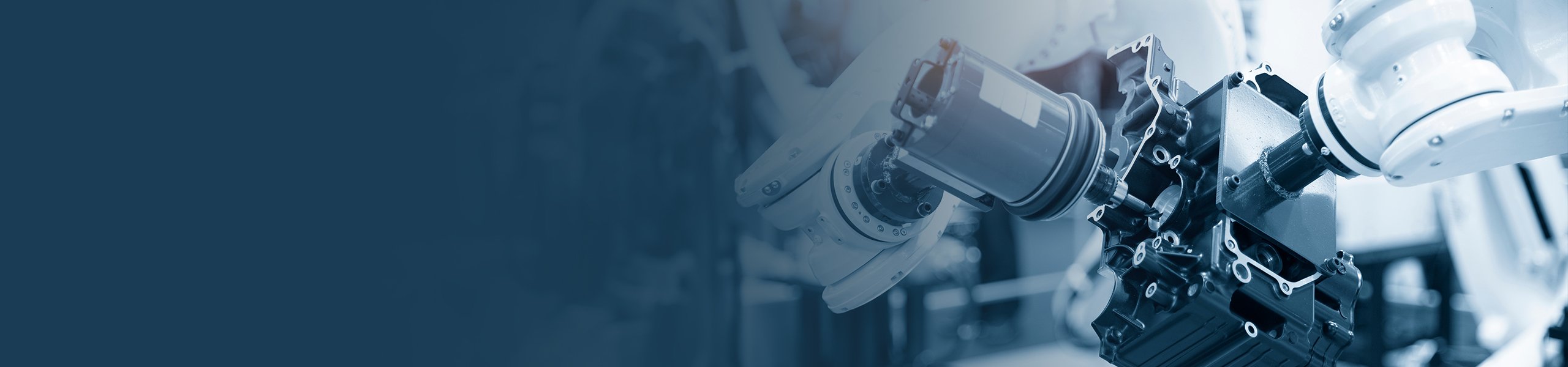 Ein Roboter in einer Automatisierungsanlage