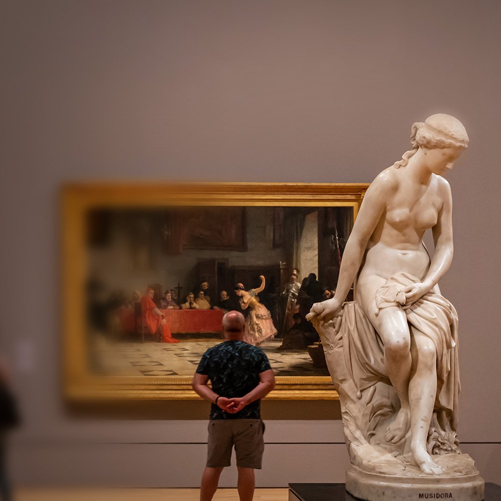 Eine Skulptur und Gemälde in einem Museum