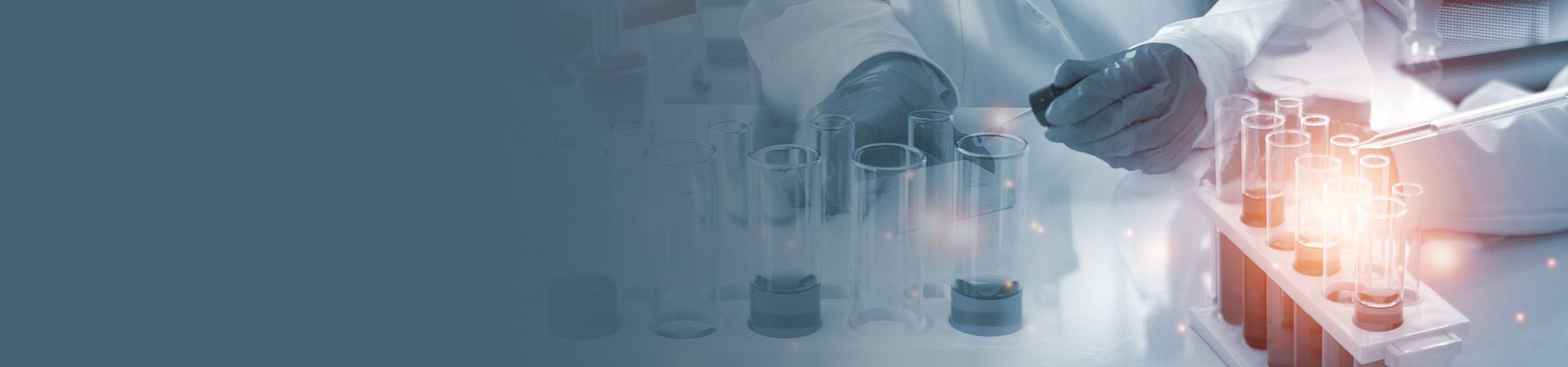 Nahaufnahme von Reagenzgläsern im Labor