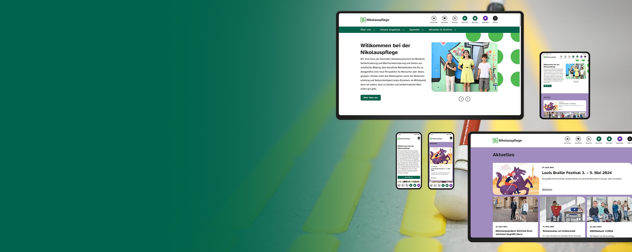 Nahaufnahme eines Langstocks auf einem Blindenleitsystem mit Mockups der Nikolauspflege-Website