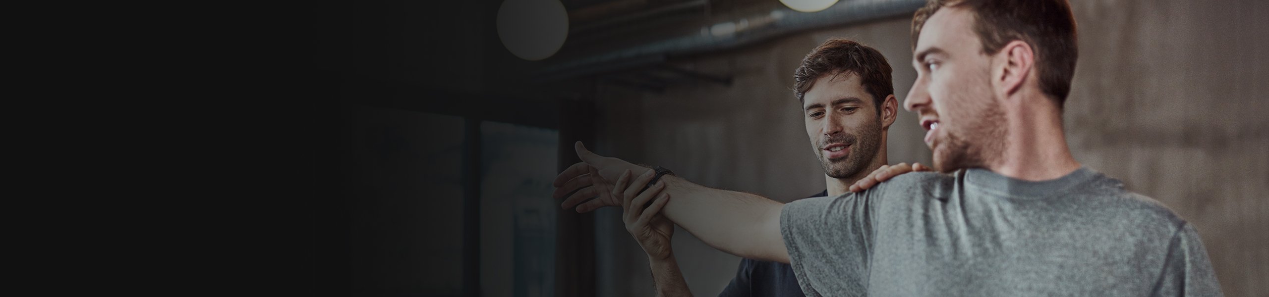 Ein Physiotherapeut behandelt den Arm eines Patienten