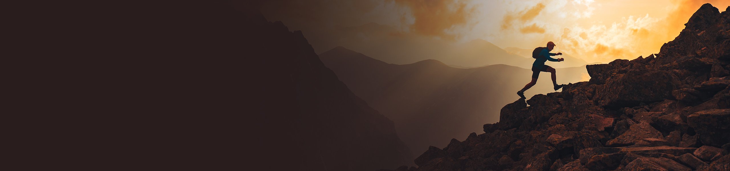 Eine Person wandert auf einem Berg