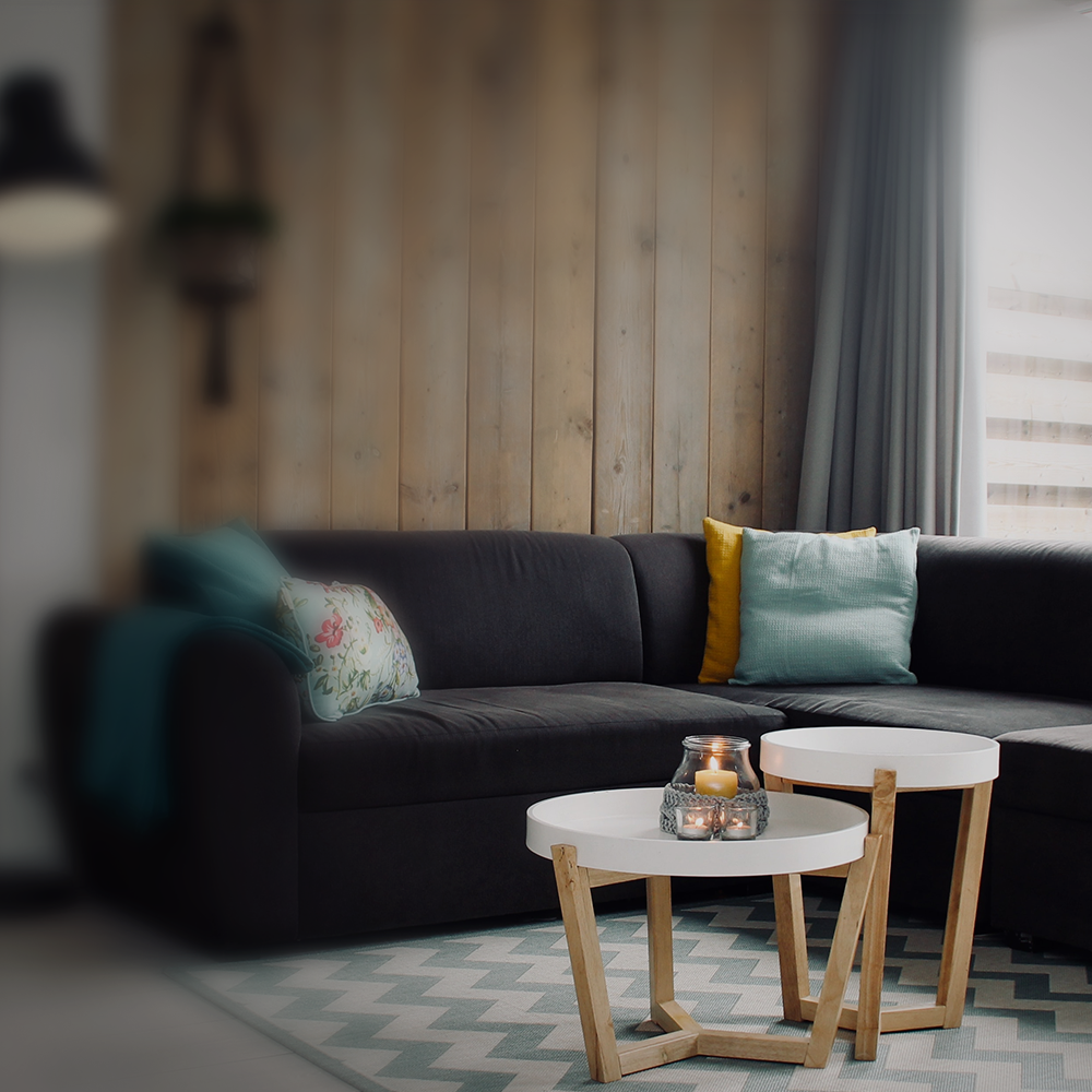 Ein Sofa mit Tisch in einem Wohnzimmer