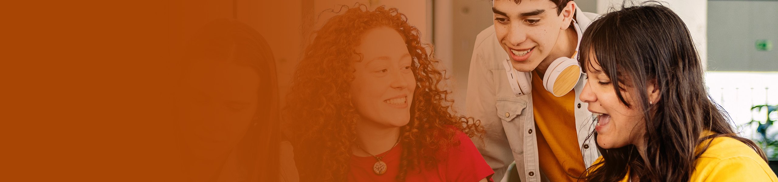 Eine Gruppe lachender Studierender beim Lernen