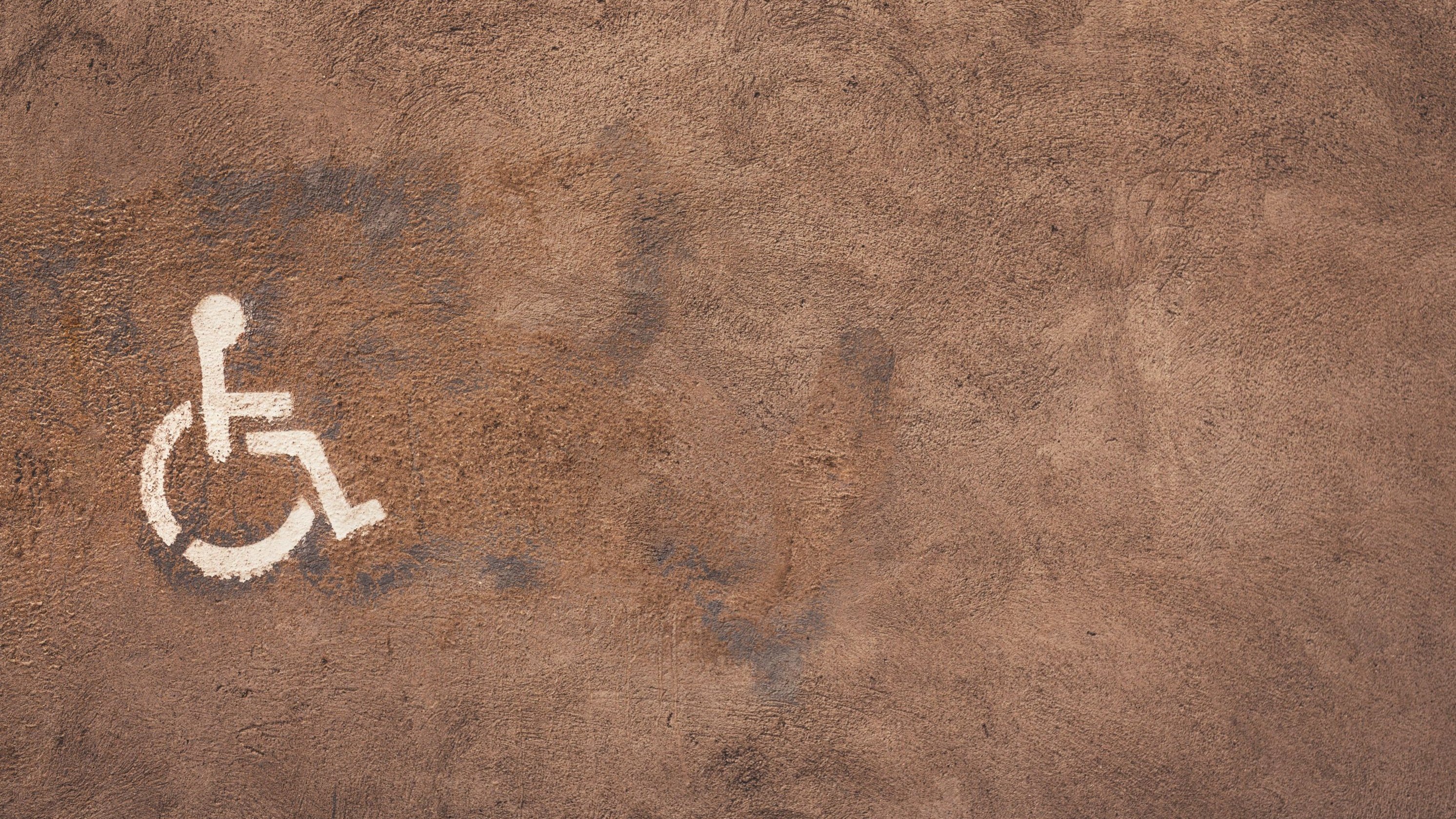 Ein brauner Hintergrund mit Rollstuhl-Symbol