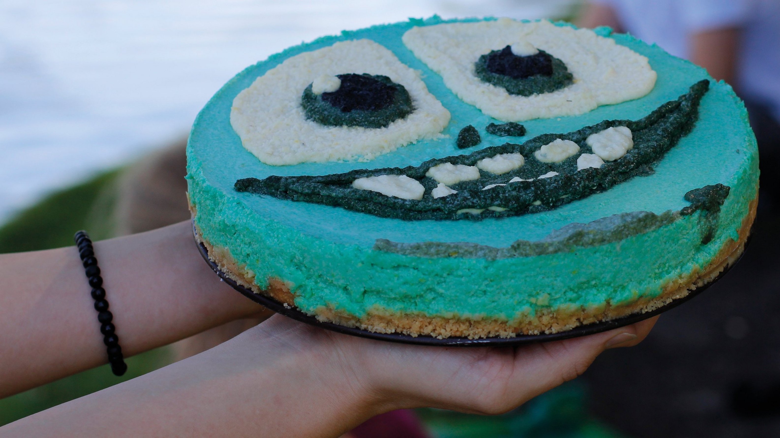 Ein Kuchen mit Monstergesicht-Dekoration