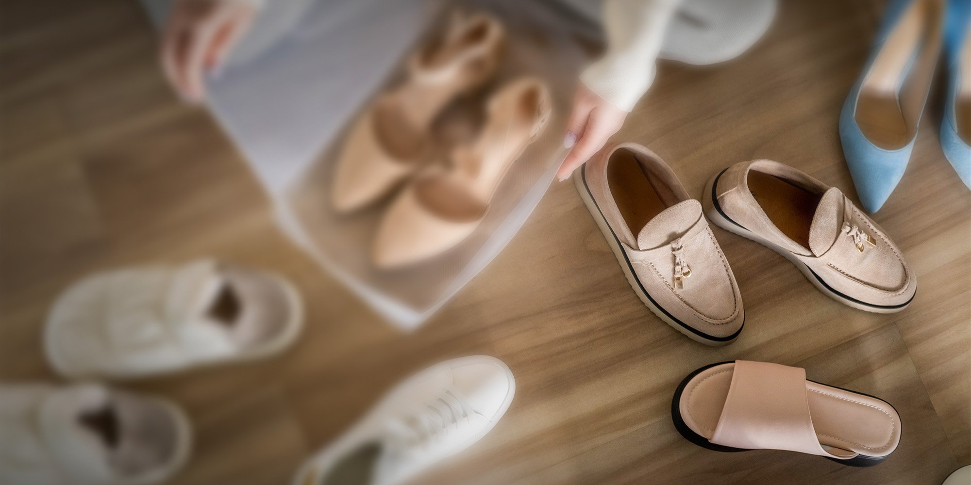 Eine Auswahl modischer Schuhe in gedeckten Farben