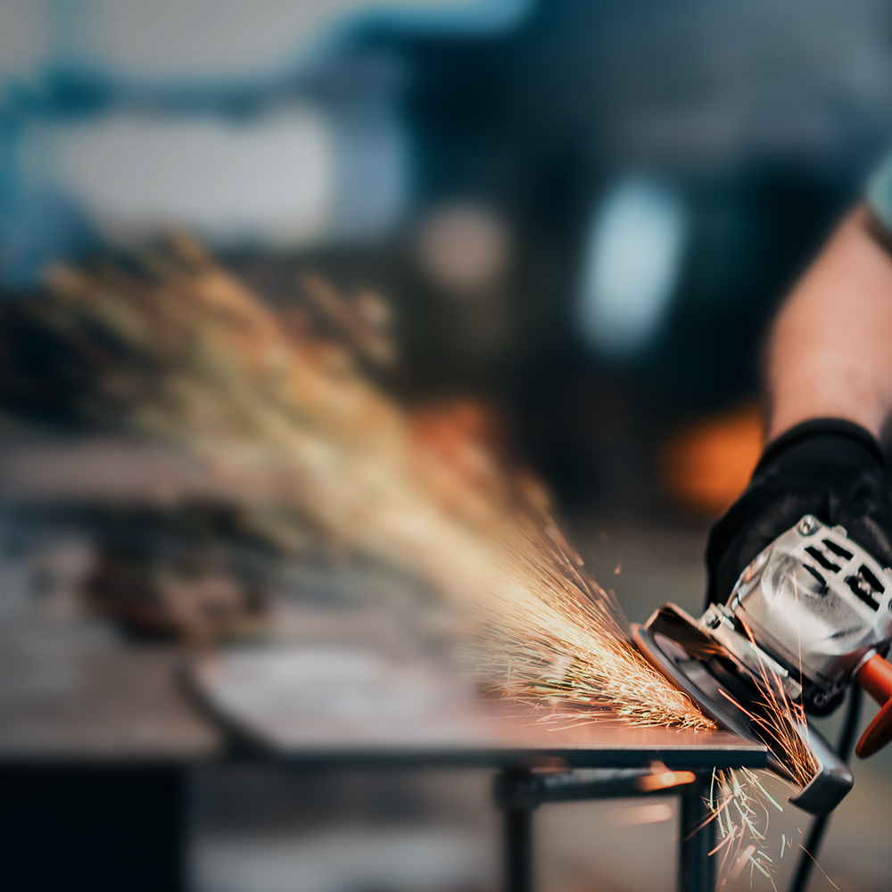 Ein Winkeltrennschleifer mit Funken