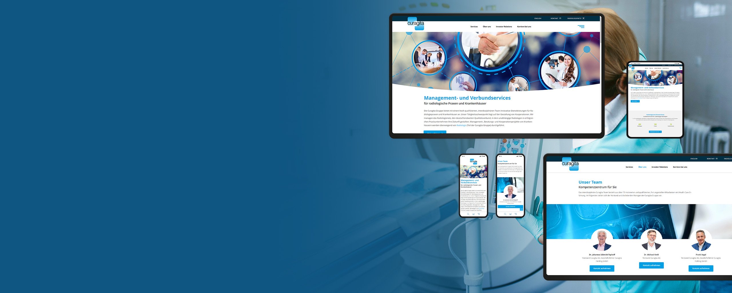 Eine Frau an einem CT-Gerät mit Mockups der Curagita-Website