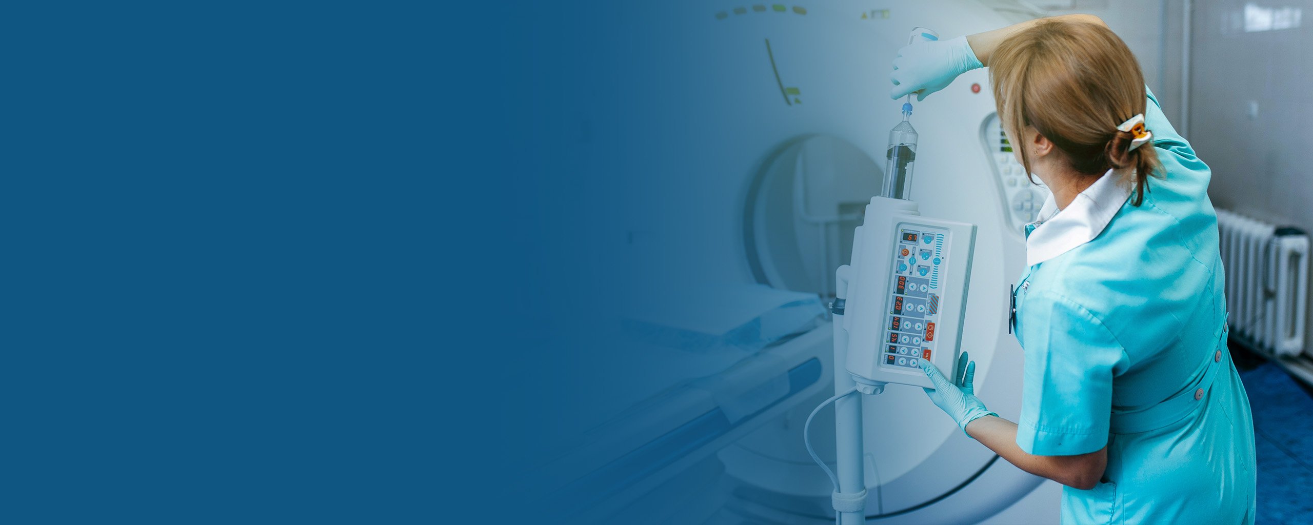 Eine Frau an einem CT-Gerät