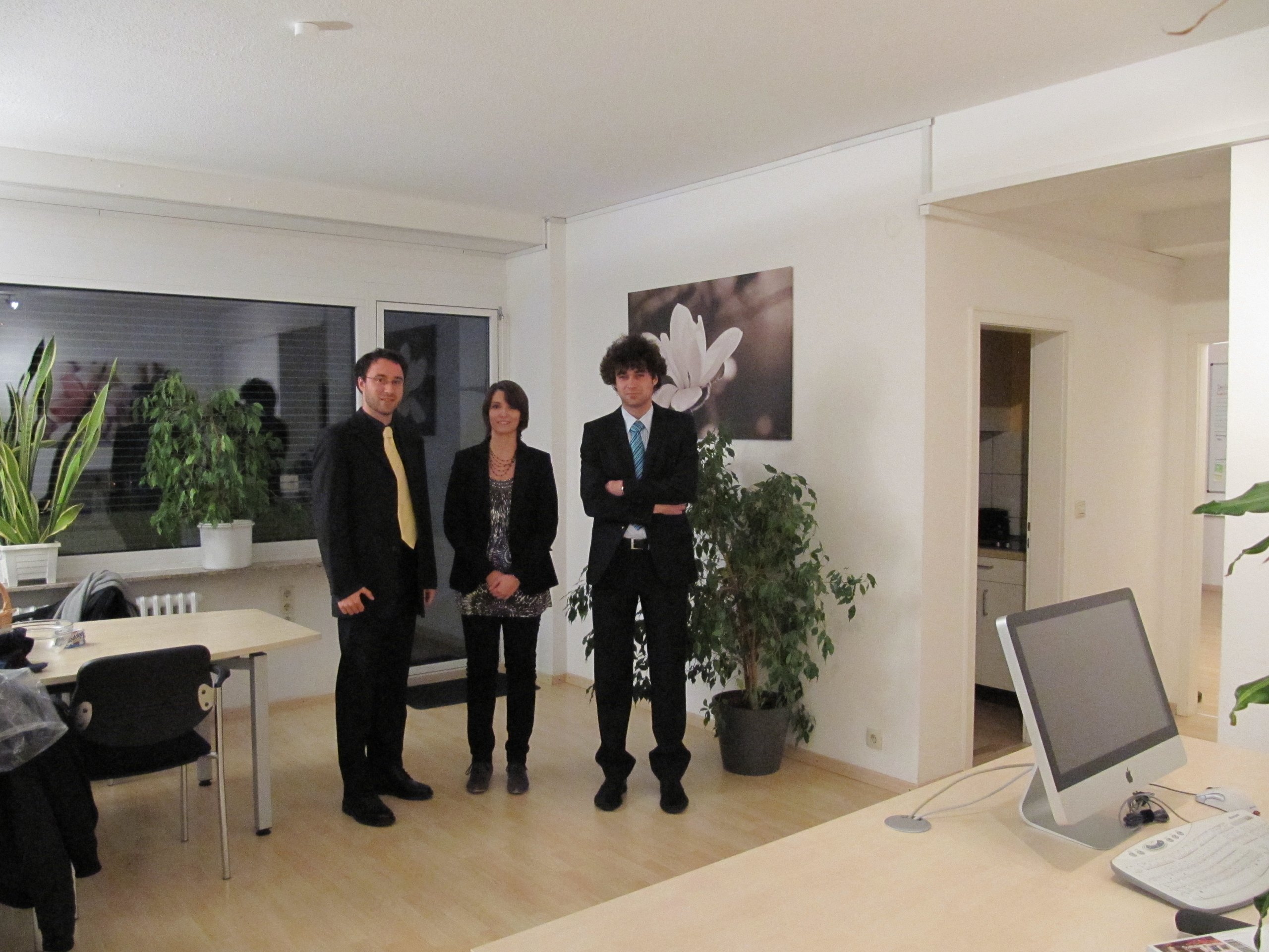 Die Galileo-Gesellschafter und eine Mitarbeiterin in einem Büro