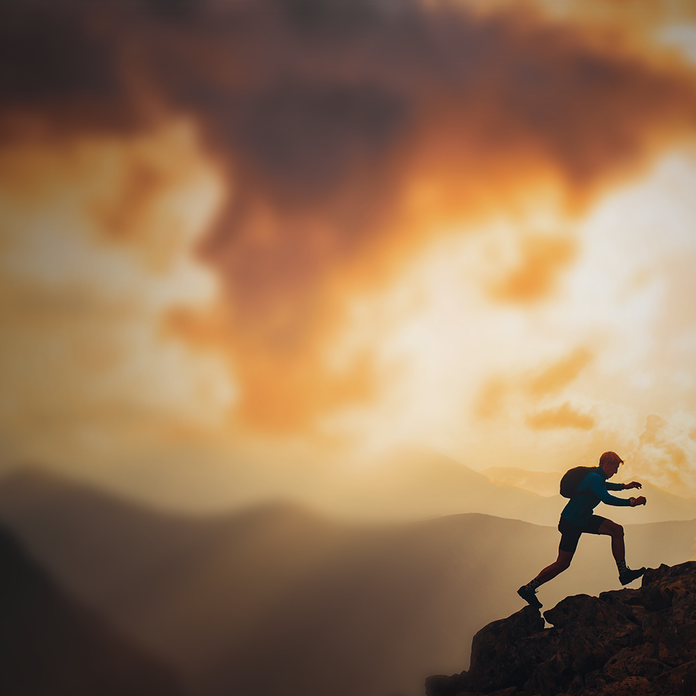 Eine Person wandert auf einem Berg