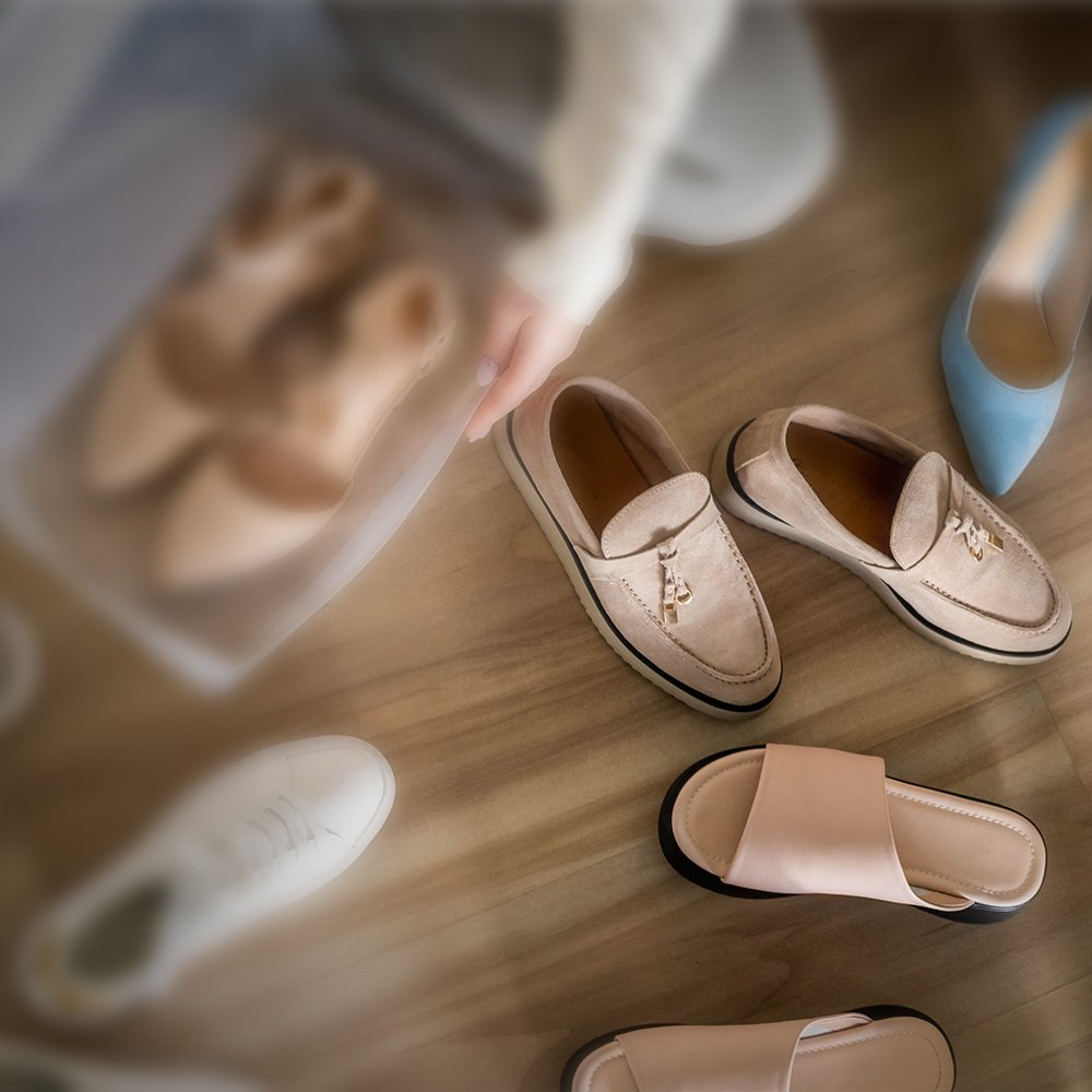 Eine Auswahl modischer Schuhe in gedeckten Farben