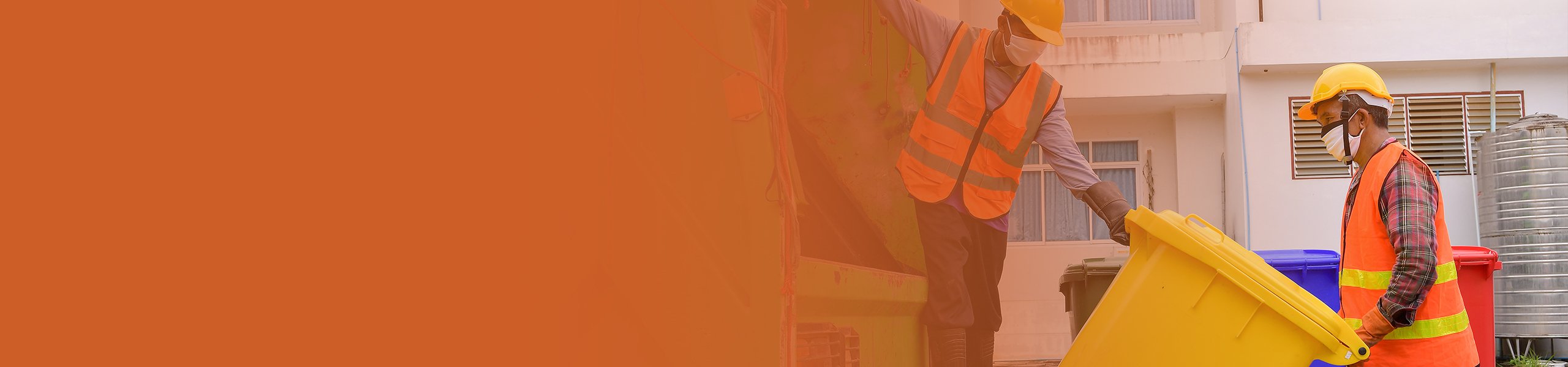 Zwei Arbeiter leeren eine Abfalltonne