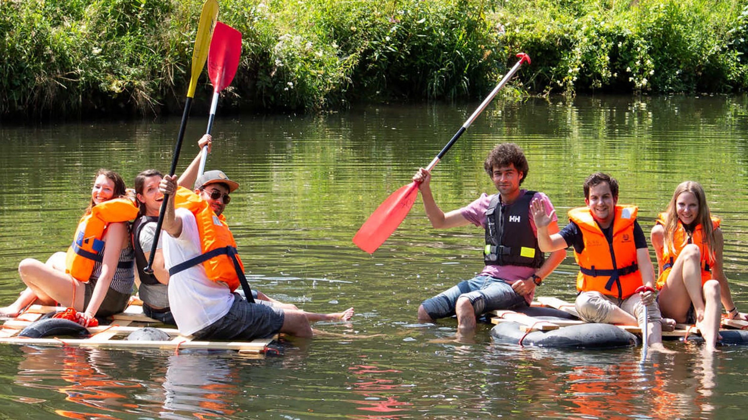 Galileo-Mitarbeitende auf Floßen auf dem Wasser