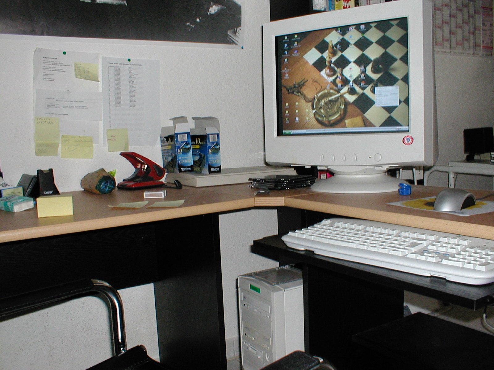 Ein älterer PC mit Monitor und Tastatur