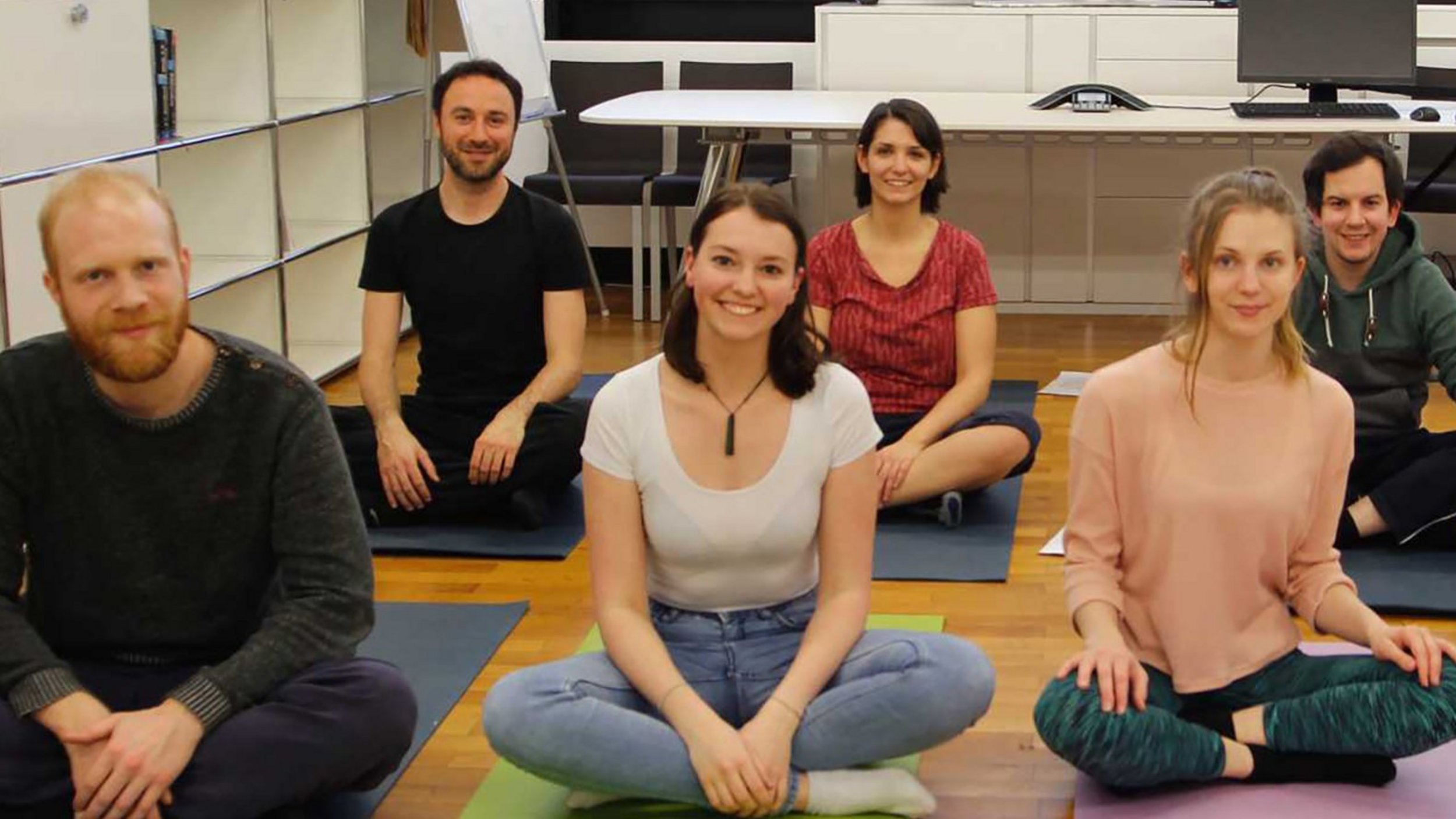 Galileo-Mitarbeitende beim Yoga