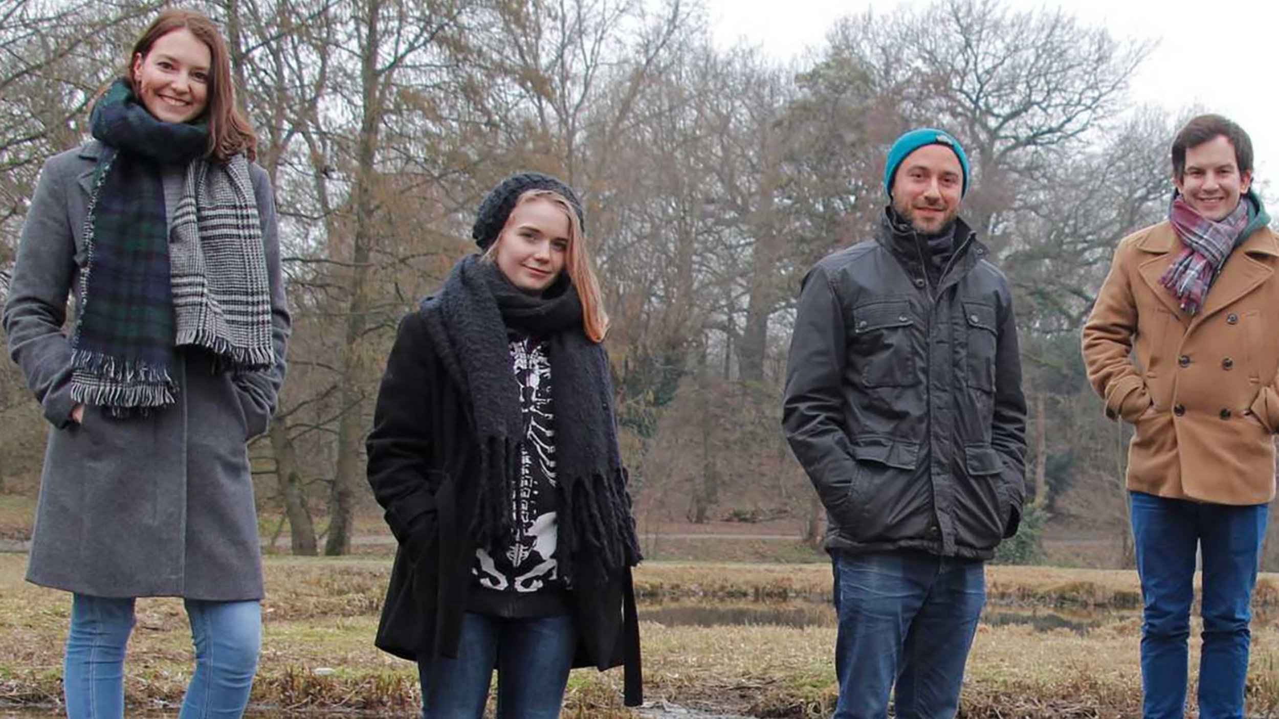 Vier Galileo-Mitarbeitende in Winterkleidung in der Günther-Klotz-Anlage