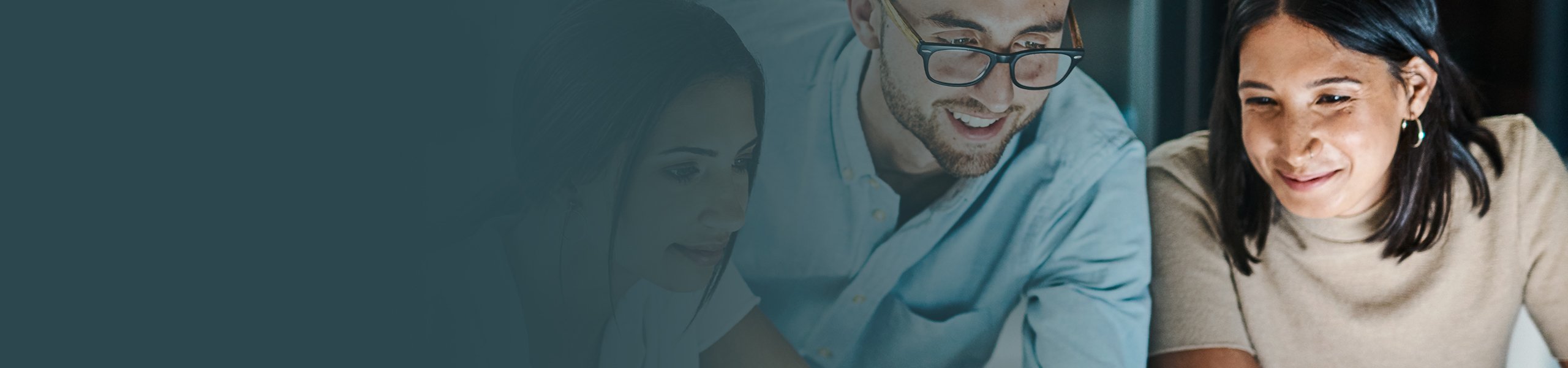 Drei Personen im Business-Kontext beugen sich über ihre Arbeit