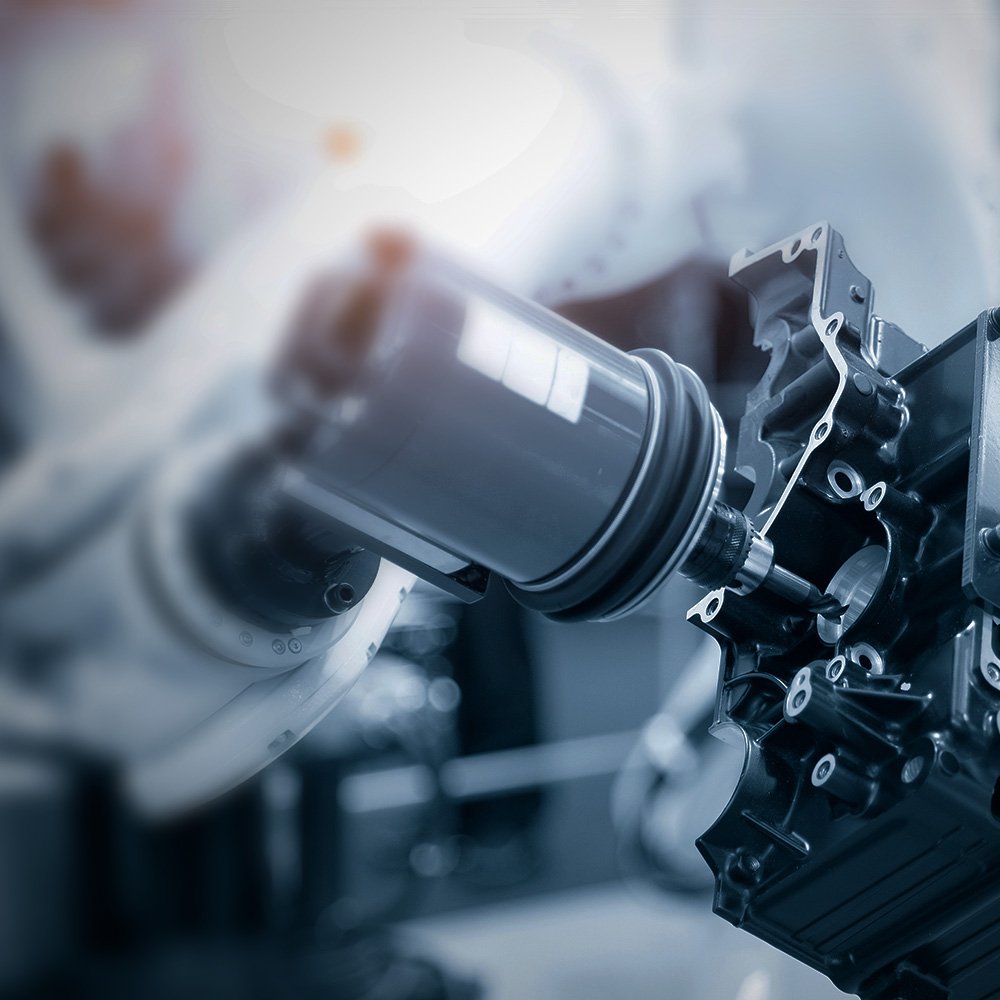 Ein Roboter in einer Automatisierungsanlage