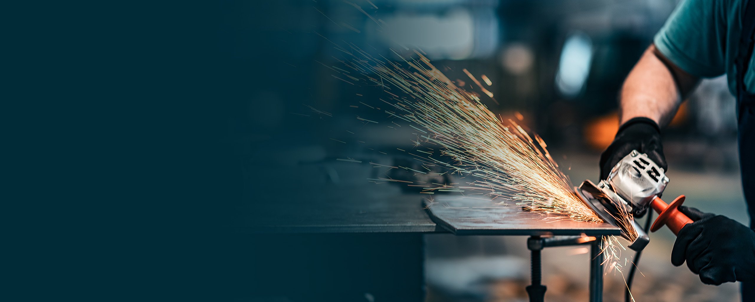 Ein Winkeltrennschleifer mit Funken