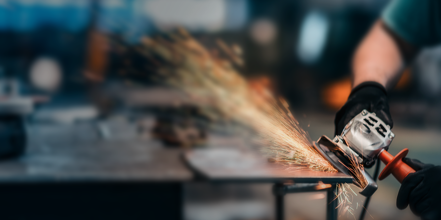 Ein Winkeltrennschleifer mit Funken