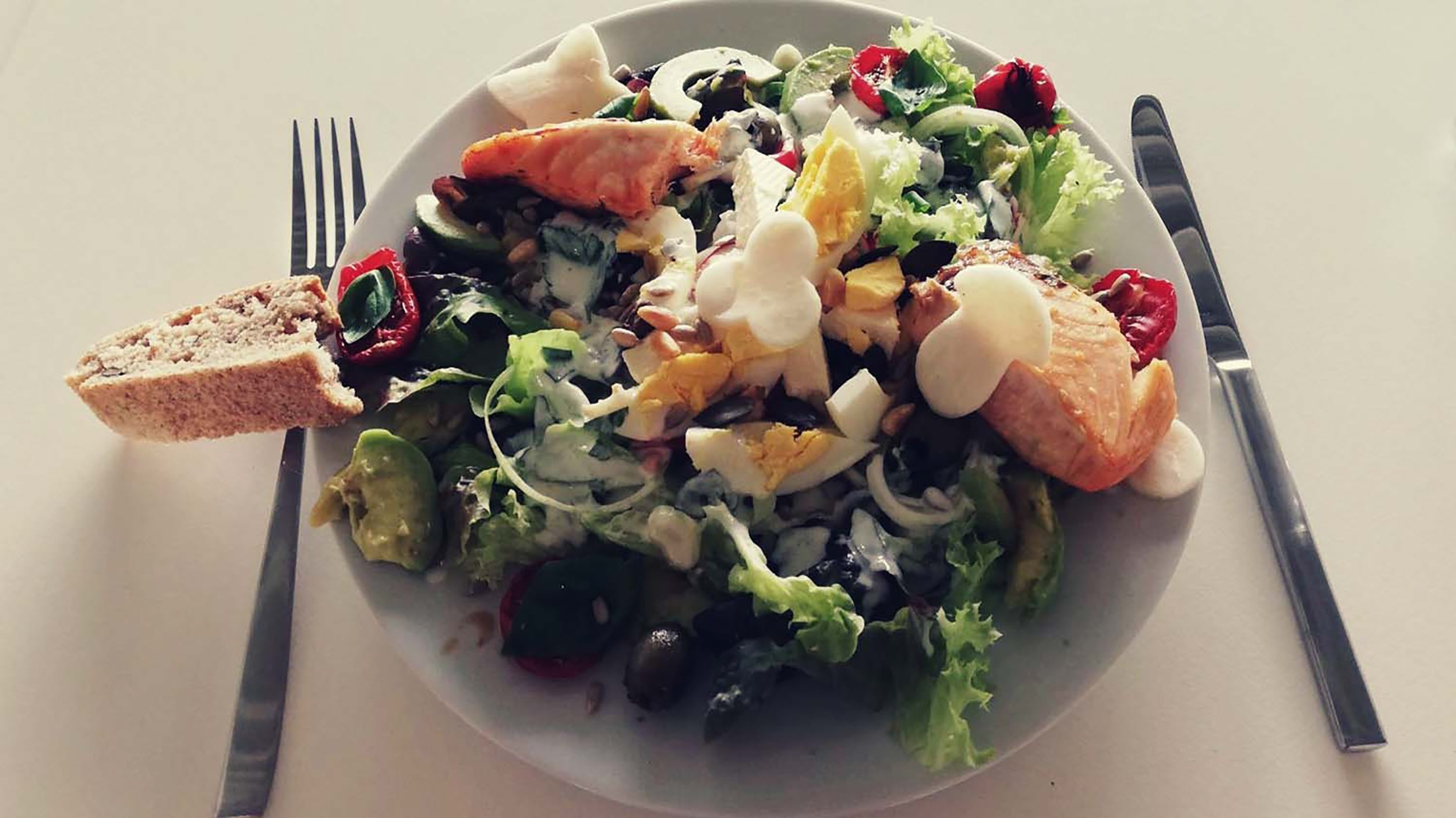 Ein Salat mit Lachs