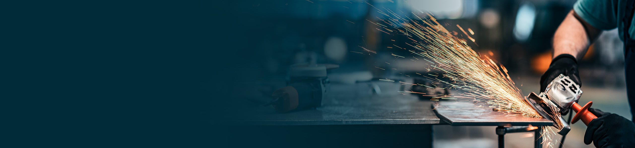 Ein Winkeltrennschleifer mit Funken