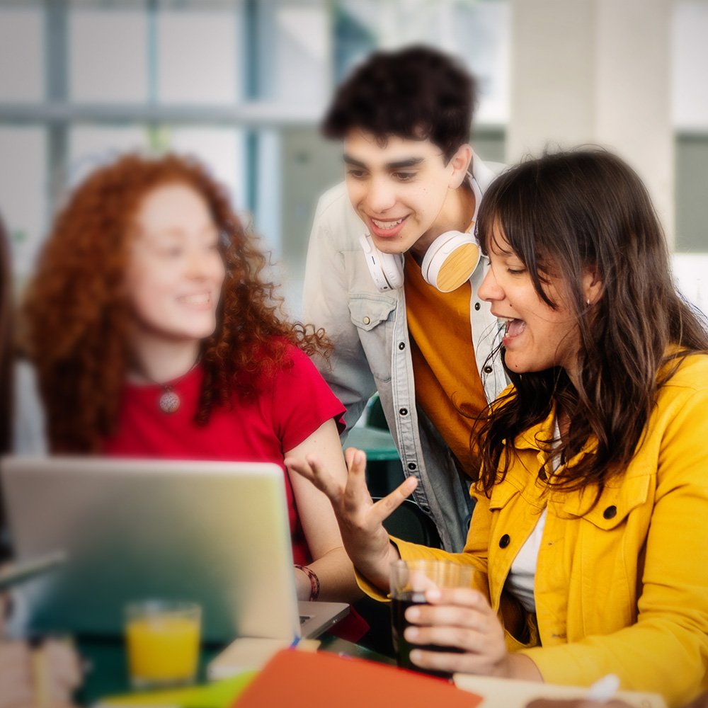 Eine Gruppe lachender Studierender beim Lernen