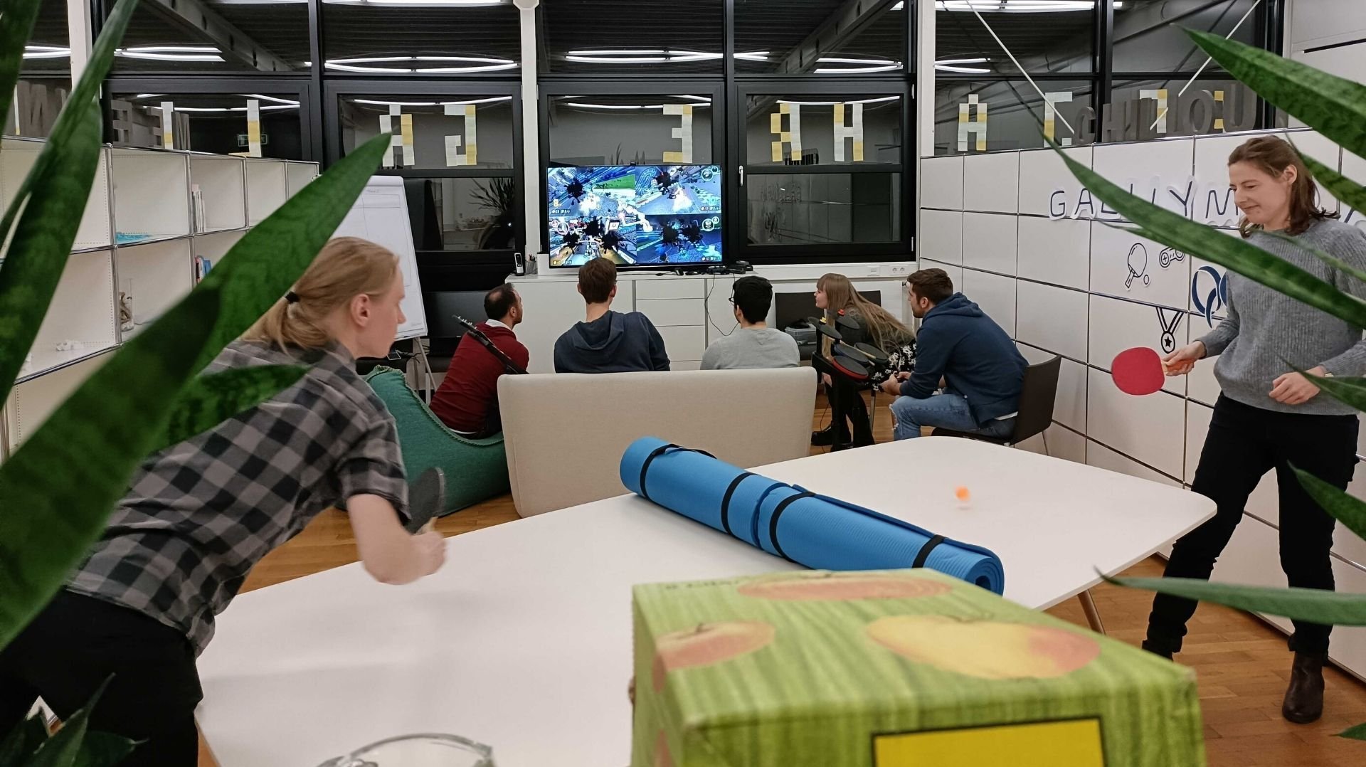 Galileo-Mitarbeitende beim Tischtennis-Spielen