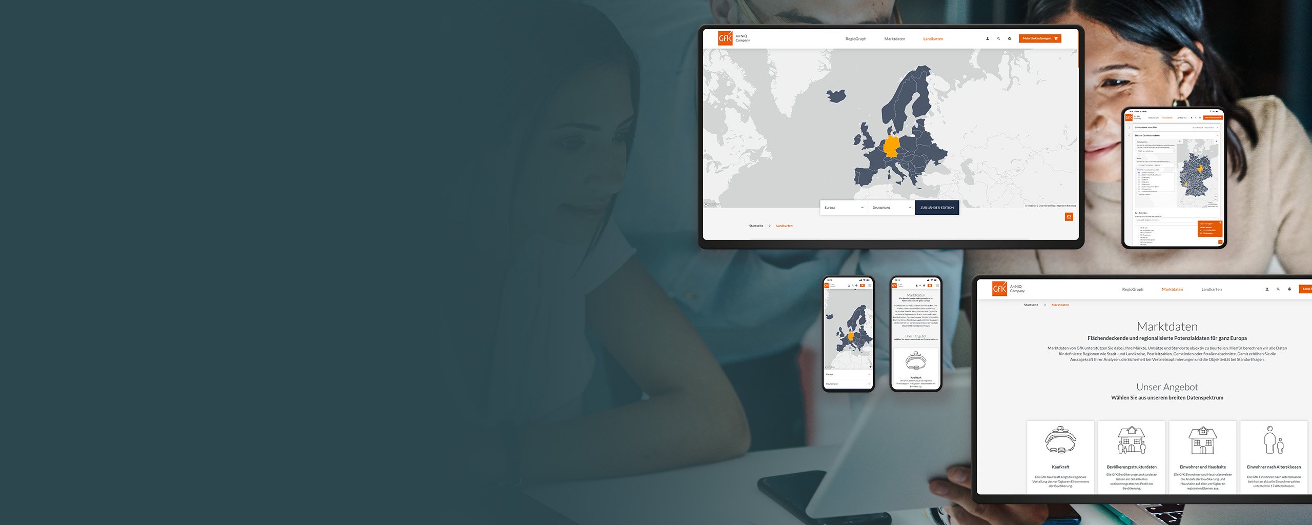 Drei Personen im Business-Kontext beugen sich über ihre Arbeit mit Überlagerung von Website-Mockups