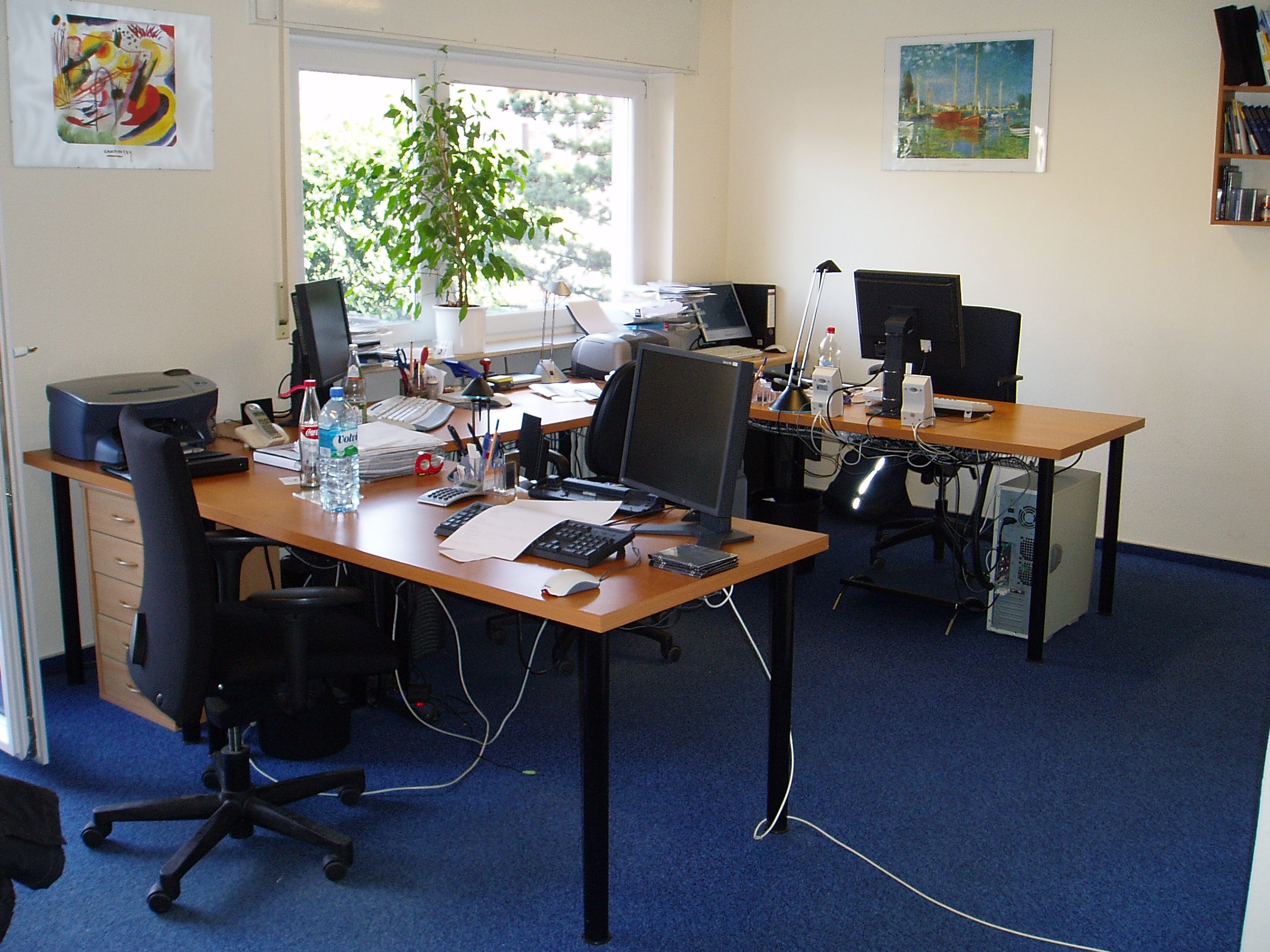 Ein kleines Büro mit drei Arbeitsplätzen